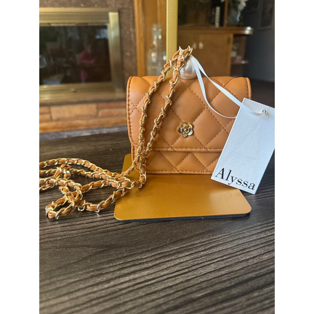 NWT Alyssa Quilted Tan Pearl Unique Middle Chain Crossbody